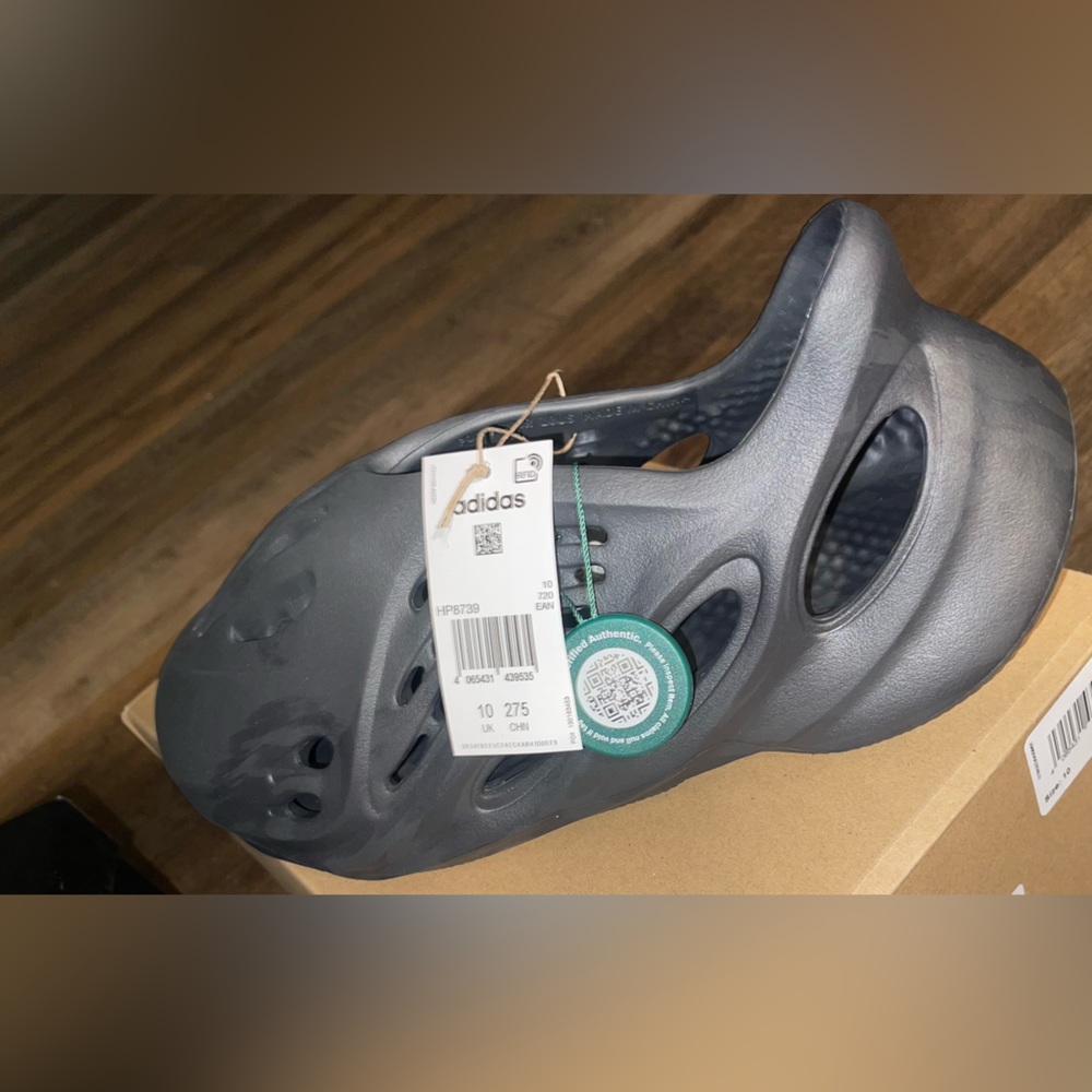 Yeezy original foam “onyx” runners brand new